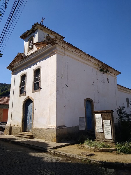 Goteiras causam danos em igreja histórica de Rio Preto